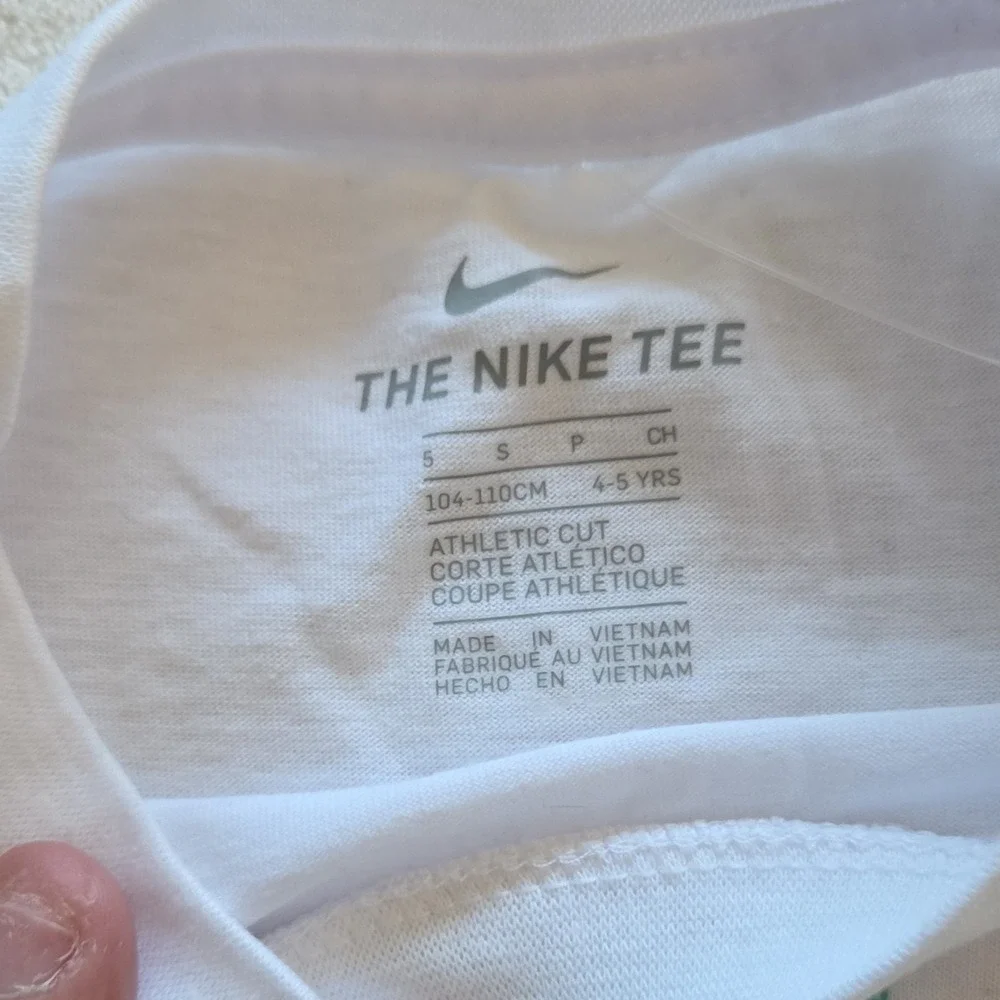 Nike Boys White Graphic Print Athletic Cut Crew‎ Neck T-Shirt Size 5 86J355-001